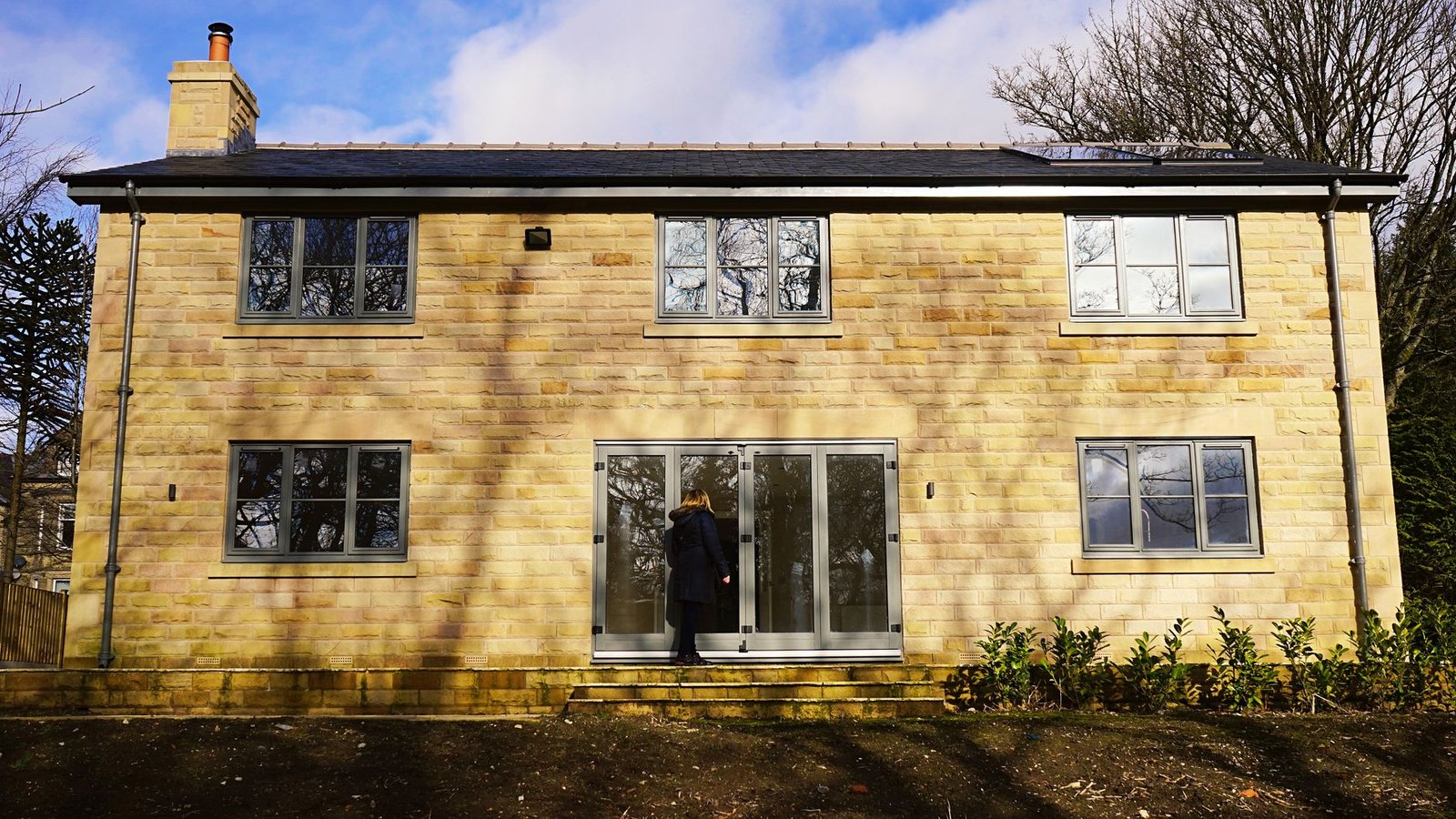 Extension de maison agrandie à Écully avec grandes baies vitrées