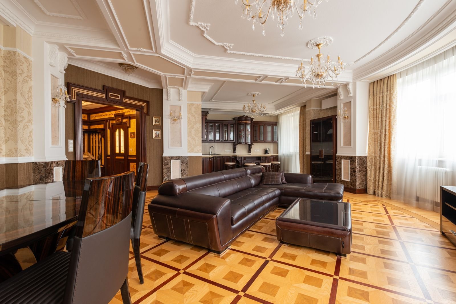 Rénovation d'appartement à Lyon : séjour haussmannien avec parquet, moulures et hauteur sous plafond