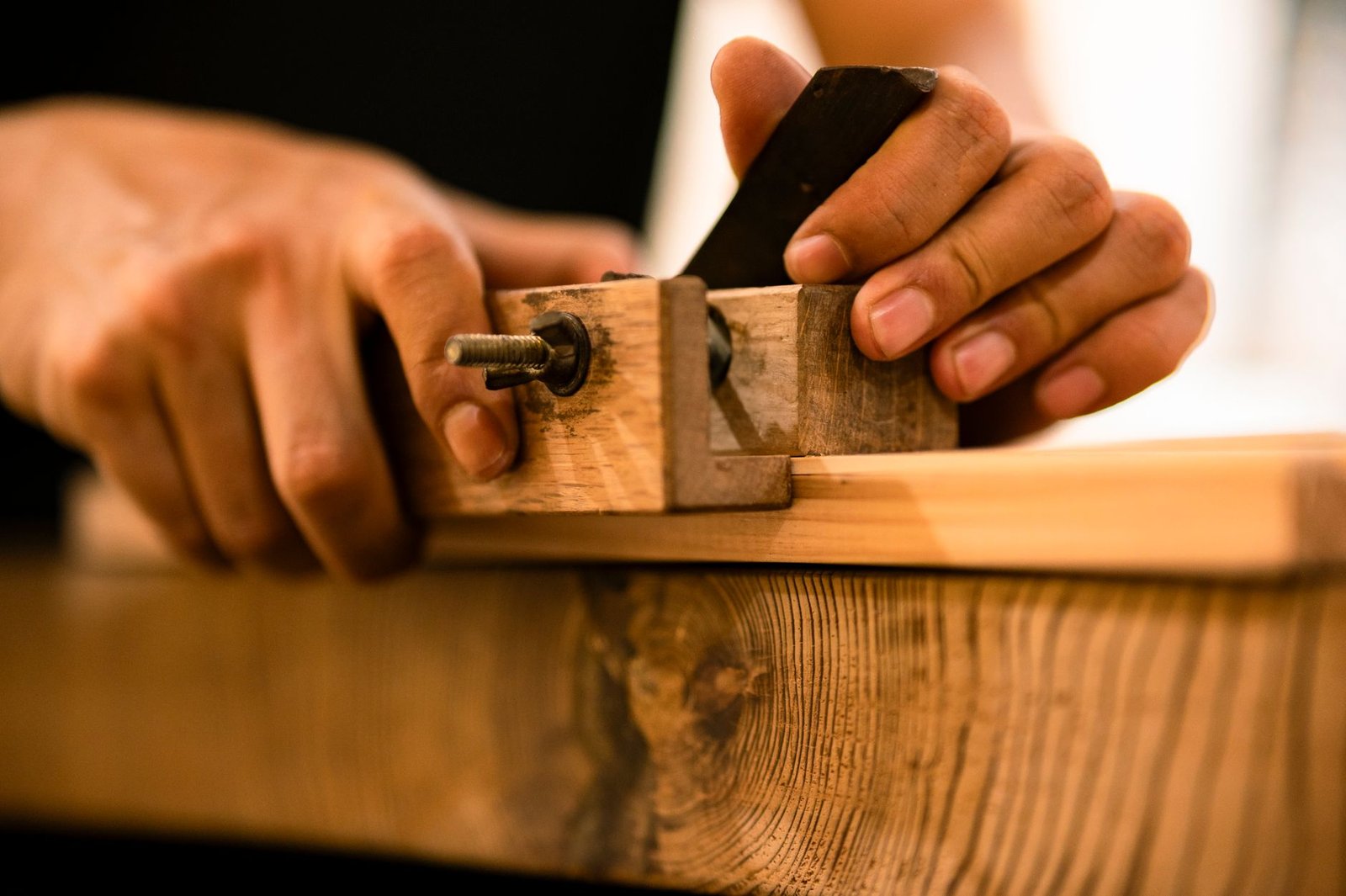 Artisan menuisier au travail : savoir-faire du réseau d'artisans Cabmi