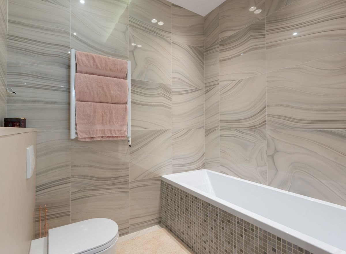 Faïence murale et carrelage de salle de bain effet marbre à Lyon