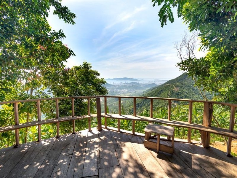 Terrasse de villa de coteau d'Albigny-sur-Saône ouverte sur la vallée, garde-corps vitré, avant la pose du carrelage extérieur