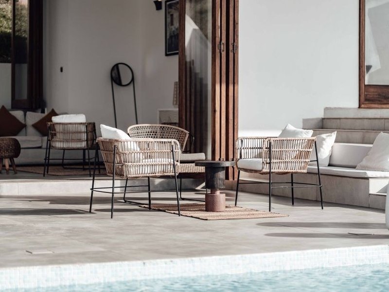 Terrasse extérieure d'une villa de coteau d'Albigny carrelée en grès cérame ingélif, avec margelle et pente d'écoulement vers la vallée