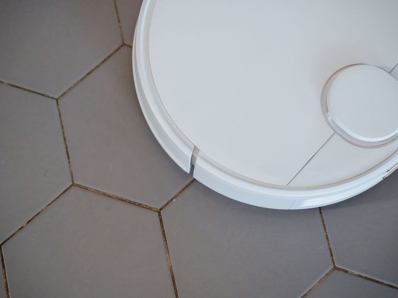 Nettoyage doux et protection d'anciens carreaux de ciment dans une maison du bourg-centre de Brignais avant application d'un hydrofuge