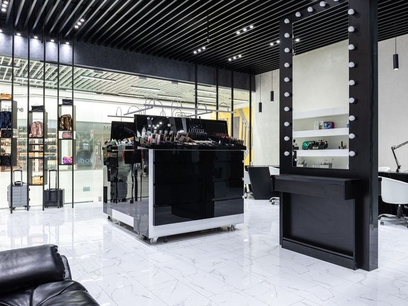 Sol d'une boutique du bourg de Brignais recarrelé par zones avec un carreau classé pour le passage public
