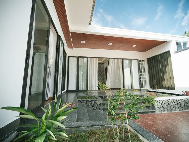 Grès cérame grand format posé dans le séjour vitré d'un pavillon récent de Brindas, prolongé jusqu'à la terrasse du parc