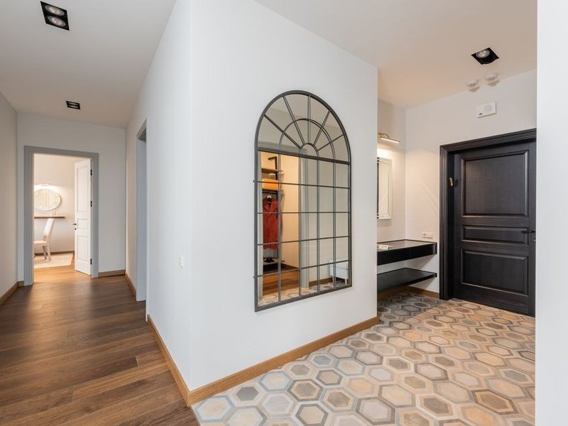 Carreaux de ciment à motifs et parquet ancien d'une demeure bourgeoise de Brindas nettoyés et protégés dans le vestibule