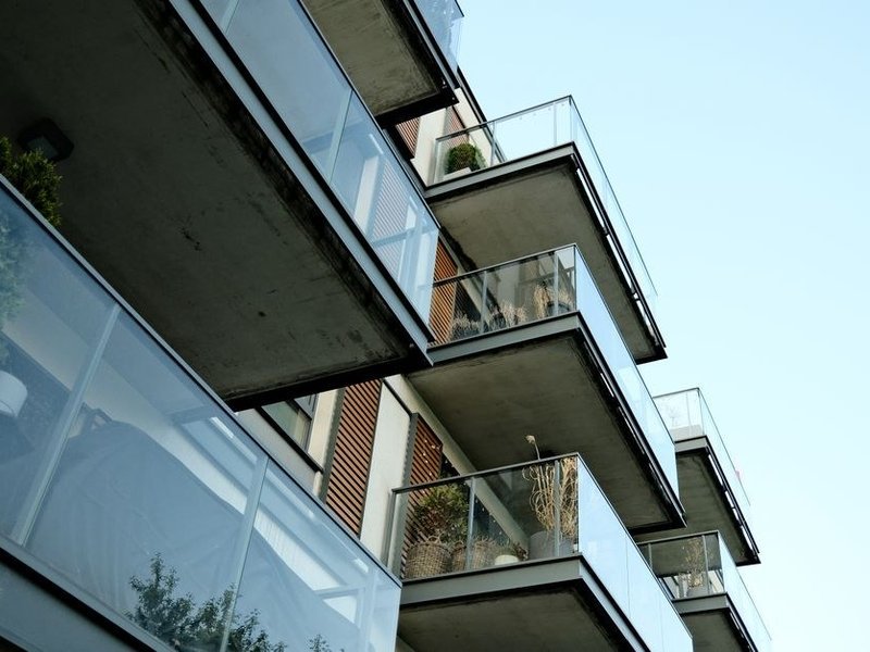 Terrasse-balcon en surplomb d'une maison de coteau de Caluire, garde-corps vitré, avant la pose du carrelage