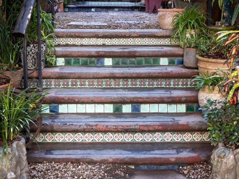 Escalier et sol carrelés reliant deux demi-niveaux d'une maison de coteau à Caluire avec un carreau antidérapant