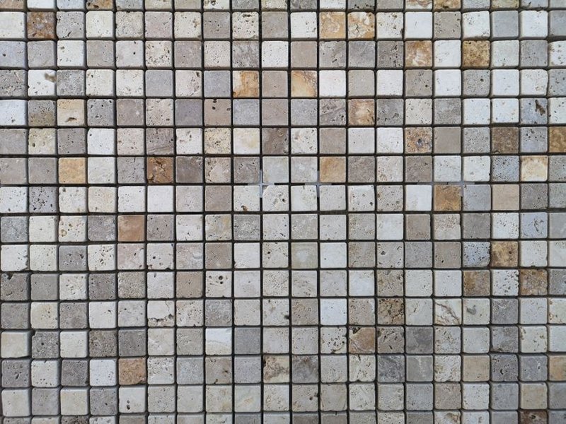 Carreaux de grès cérame prêts à poser au sol d'un pavillon du plateau de Chevinay