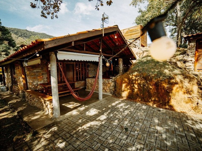 Terrasse d'une maison de plateau de Chevinay carrelée en grès cérame ingélif et antidérapant