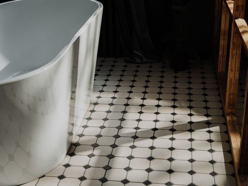 Ancien carrelage à cabochons noir et blanc d'une maison de hameau de Chevinay, nettoyé et protégé