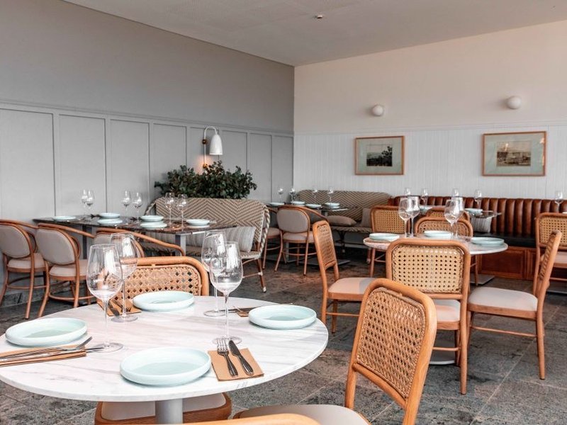 Salle de restaurant des quais de Collonges-au-Mont-d'Or carrelée en carreau technique antidérapant au bord de la Saône