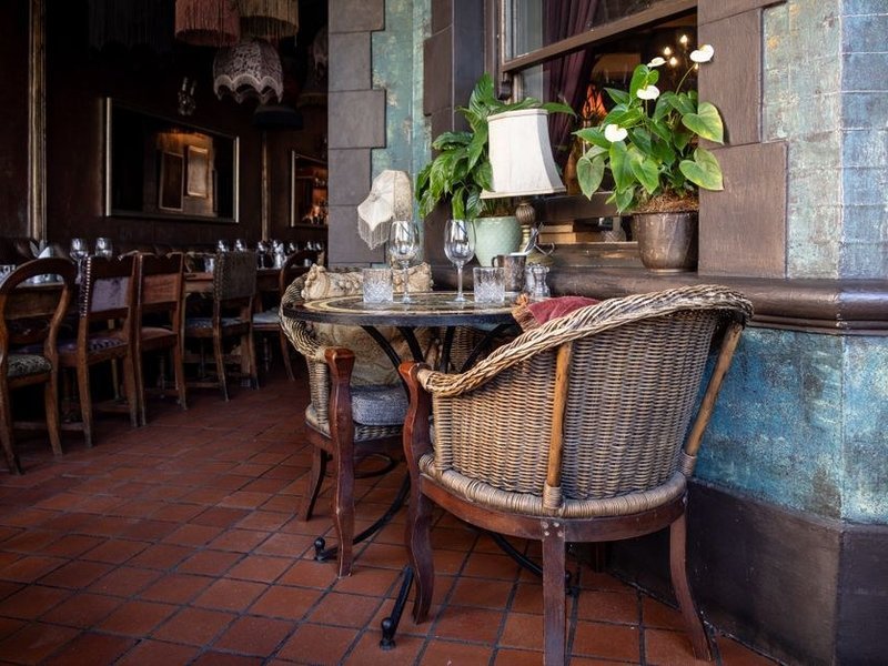 Sol en tomettes de terre cuite restauré dans une maison ancienne en pierre du bourg de Collonges-au-Mont-d'Or