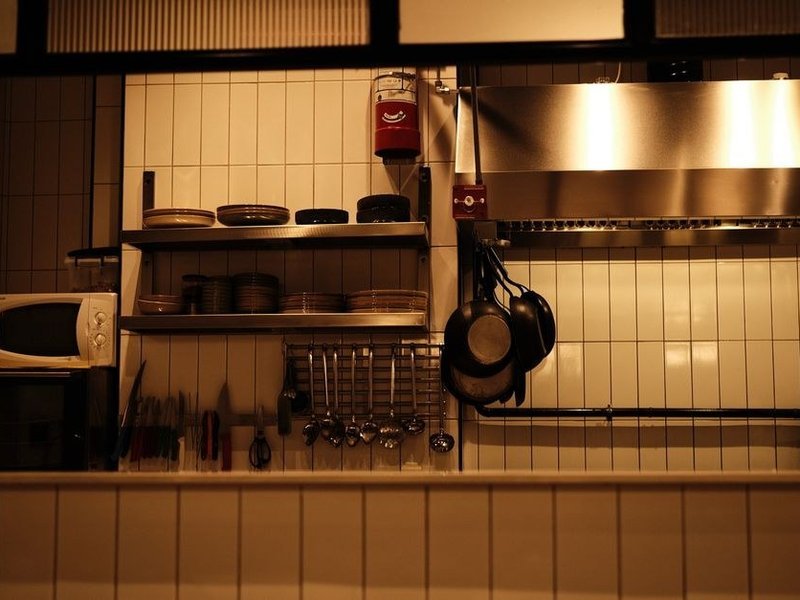 Cuisine professionnelle d'un restaurant des quais de Collonges au sol technique antidérapant avec plinthes à gorge et siphon de sol