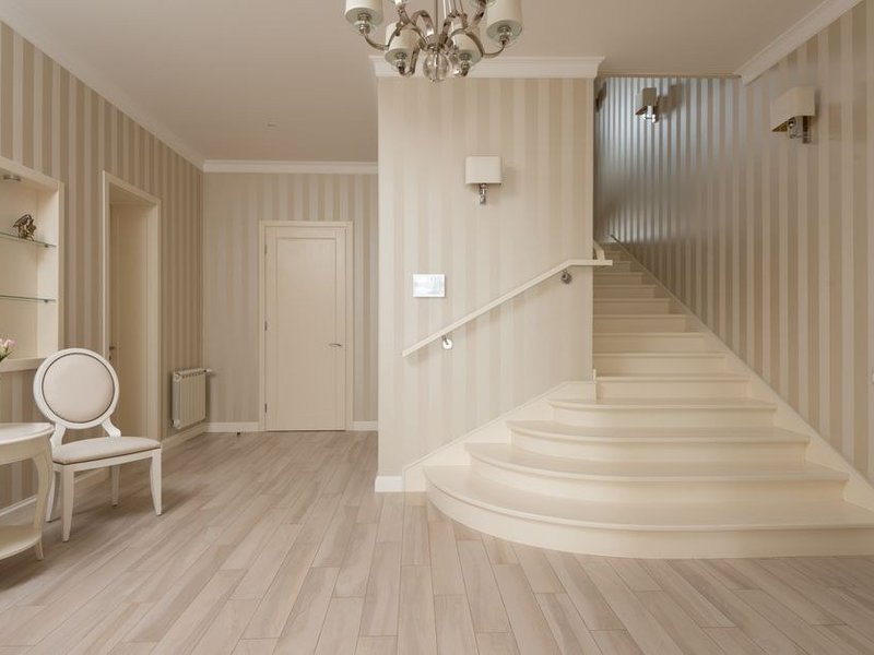 Sol carrelé grand format au rez-de-jardin et parquet à l'étage d'un pavillon rénové de Communay, logement remis à neuf