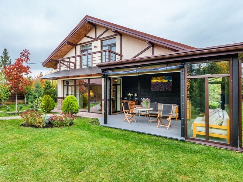 Pose de carrelage extérieur antidérapant sur la terrasse de plain-pied d'un pavillon de plaine à Corbas, avec pente d'écoulement