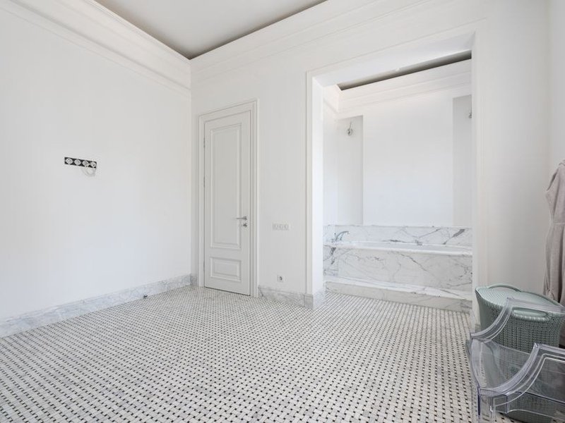 Sol refait dans une maison de pierre du fond de vallée de Courzieu, carrelage neuf posé sur une dalle désolidarisée et aérée