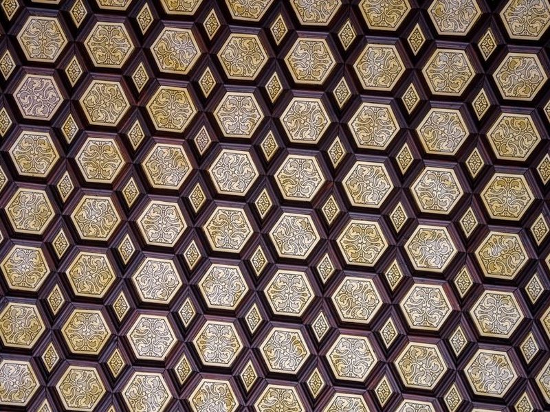 Sol en tomettes hexagonales anciennes rénovées et rejointoyées dans une maison en pierre du village de Couzon-au-Mont-d'Or, teinte terre cuite ravivée