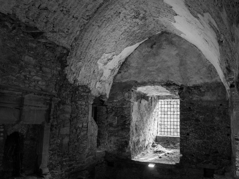 Sol de cave voûtée en pierre d'une maison de carriers de Couzon habillé de dalles de pierre, humidité traitée avant la pose