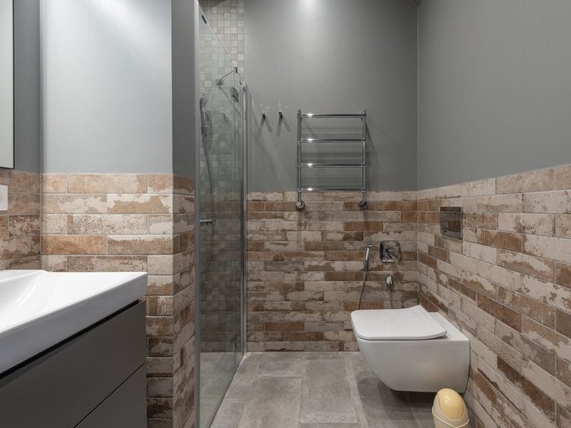 Salle de bain d'un pavillon de Craponne carrelée au sol antidérapant et en faïence murale, entrée assortie à la teinte du séjour