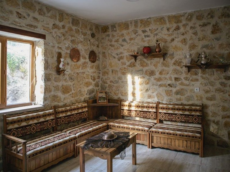 Dalles de pierre dorée calibrées reposées sur un support ragréé dans le séjour d'une maison de bourg à Curis-au-Mont-d'Or, raccord soigné avec le seuil ancien