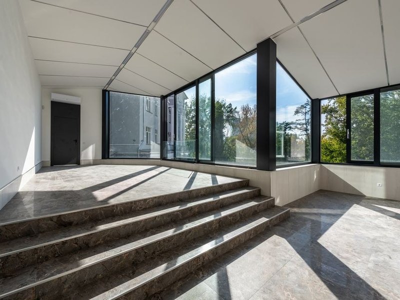 Grès cérame grand format posé dans le grand séjour d'un pavillon de Dardilly-le-Haut, prolongé jusqu'à la terrasse