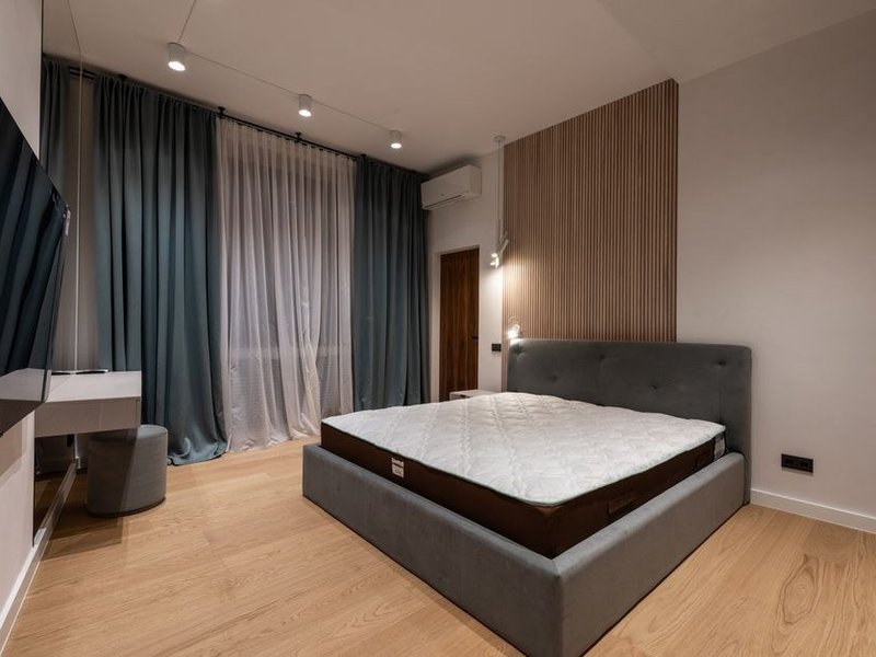 Pose de lames de parquet imitation bois dans la chambre d'une maison du coteau du Fort à Feyzin