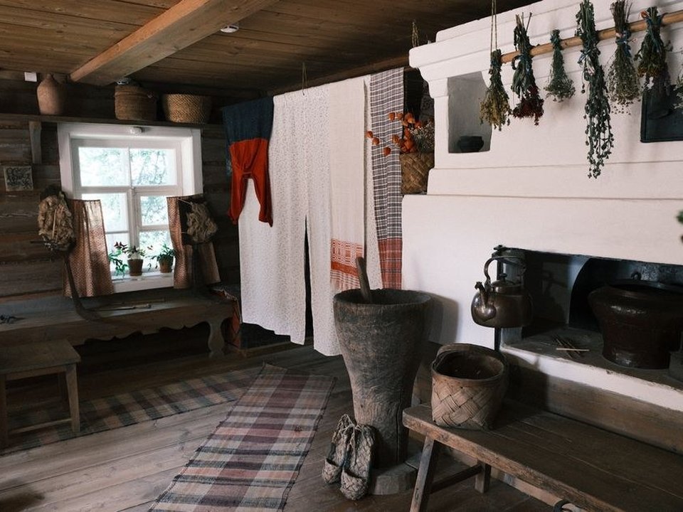 Intérieur d'une maison ancienne du bourg de Fontaines-sur-Saône restauré, sol de caractère conservé