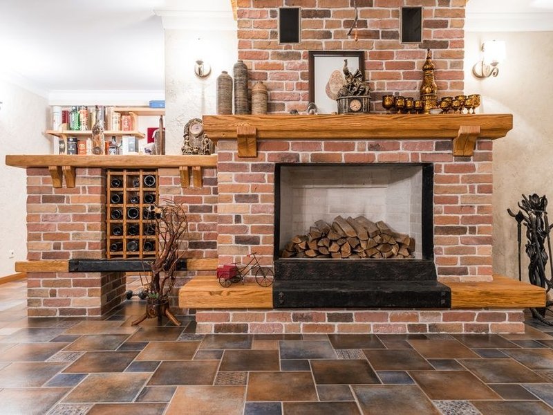 Sol en tomettes de terre cuite restauré dans une maison ancienne d'un hameau de Francheville, joints repris et teinte préservée