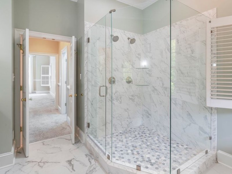 Douche à l'italienne et faïence posées dans la salle de bains d'une maison de lotissement à Genas