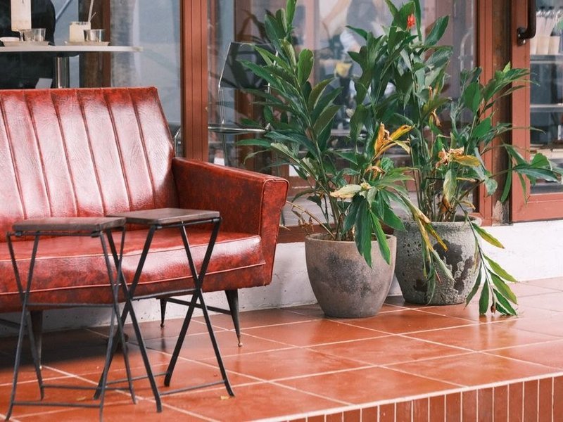 Terrasse carrelée de plain-pied sur le jardin d'un pavillon de Genas, au même niveau que le séjour intérieur