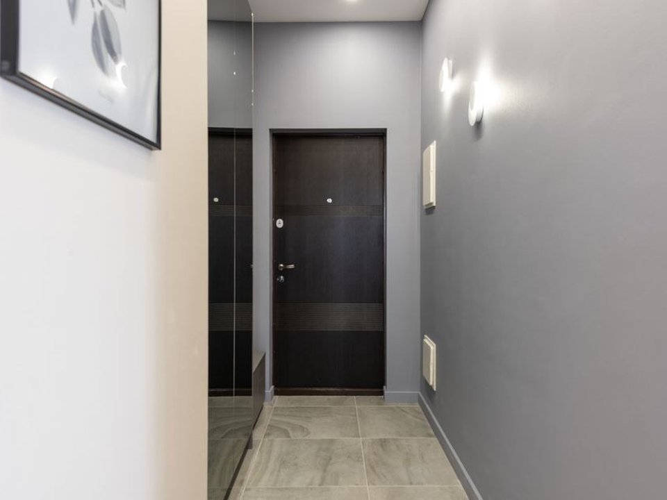 Sol carrelé refait dans l'entrée et le couloir d'une petite maison de ville ouvrière du bourg de Grigny, après retrait de l'ancien carrelage daté