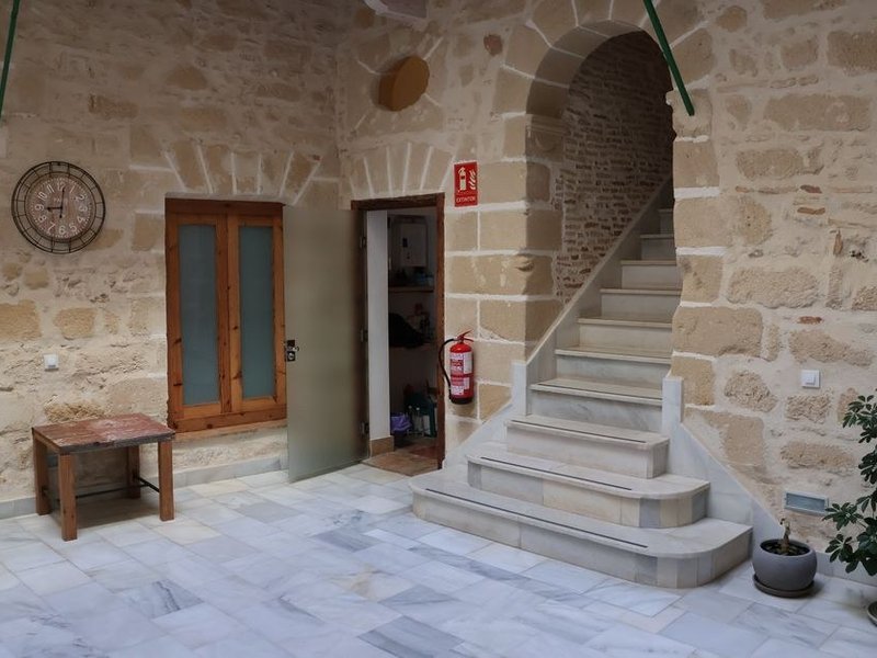 Dalles de pierre calcaire anciennes brossées et protégées dans l'entrée d'une maison du vieux village d'Irigny