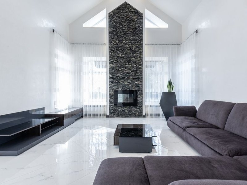 Grès cérame grand format posé au double encollage dans le séjour d'une villa des coteaux d'Irigny, chape dressée à plat avant la pose