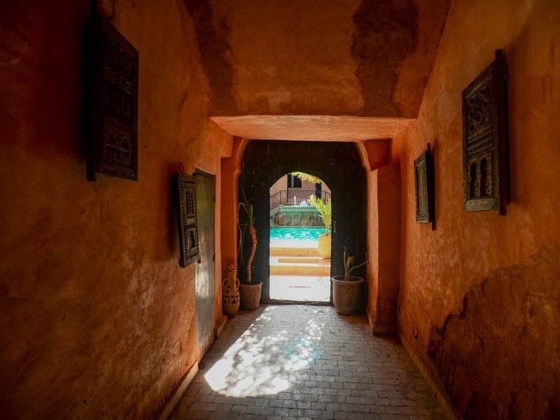Tomettes anciennes en terre cuite d'un couloir d'immeuble de La Mulatière restaurées, carreaux descellés rejointoyés et surface hydrofugée