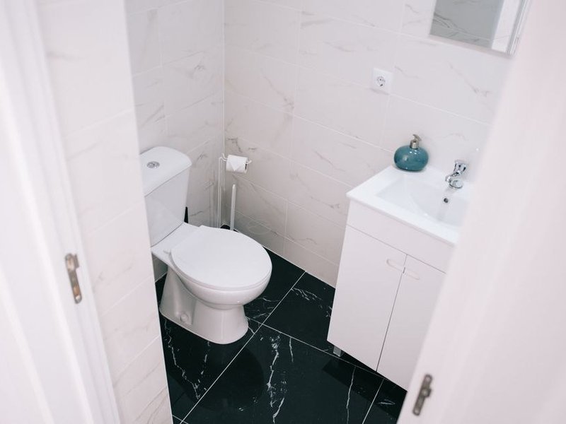 Salle d'eau d'un appartement bas de La Mulatière carrelée après traitement de l'humidité remontant du confluent, support assaini avant pose