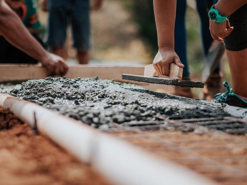 Pose de carrelage sur un support préparé dans une maison d'un hameau de Larajasse