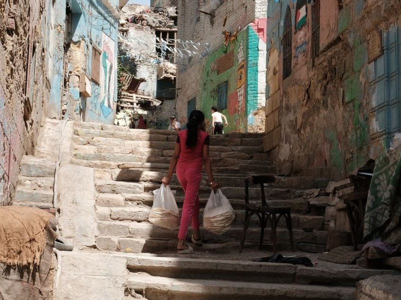 Sacs de gravats descendus par l'escalier étroit d'un immeuble ancien de Terreaux à Lyon 1 après dépose d'un vieux carrelage