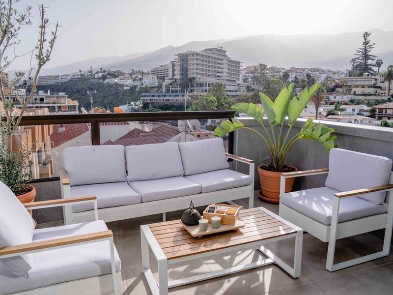 Terrasse suspendue d'un appartement neuf de Confluence carrelée en dalles de grès cérame sur plots, avec vue sur les darses à Lyon 2