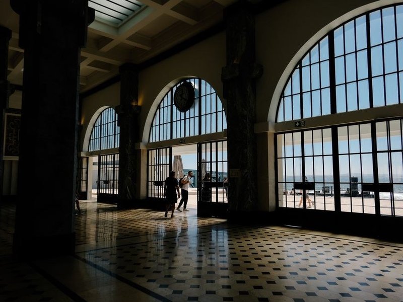 Hall d'entrée d'un immeuble bourgeois d'Ainay à Lyon 2 au sol de marbre à cabochons repris