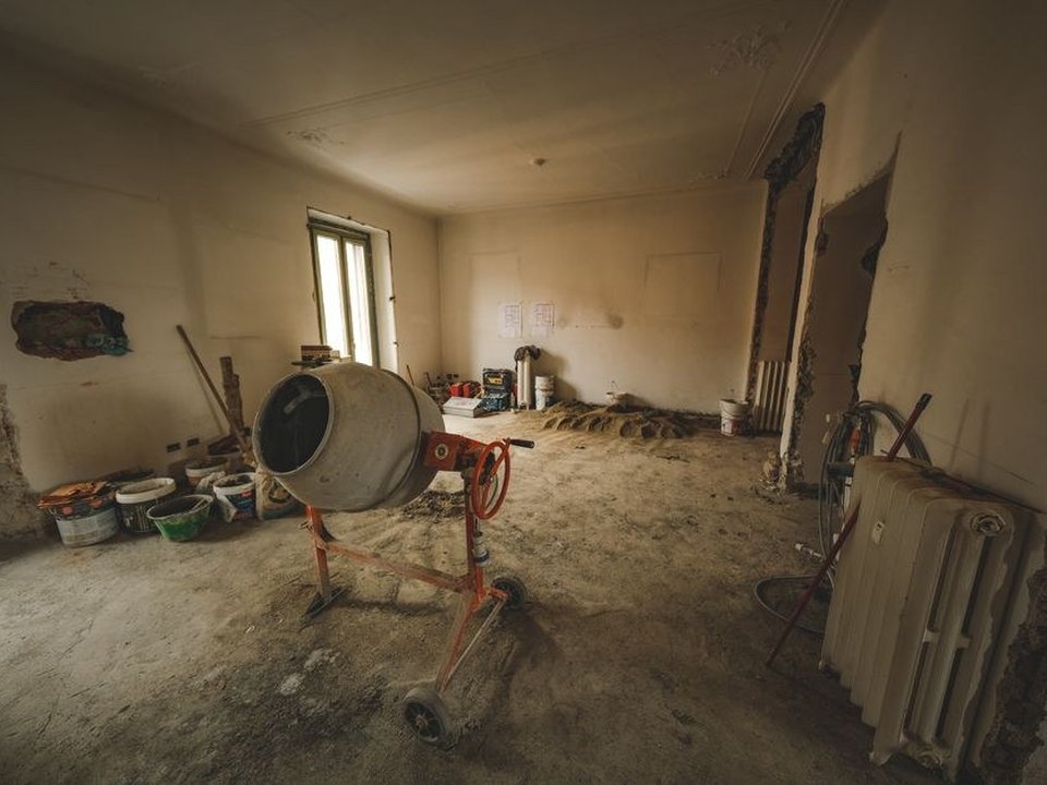 Ancien carrelage déposé et support remis à niveau au ragréage dans un appartement ancien du quartier de la Préfecture à Lyon 3