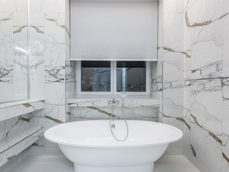 Carrelage de salle de bain de standing en grand format posé avec joints fins dans un appartement bourgeois de l'avenue Foch à Lyon 6