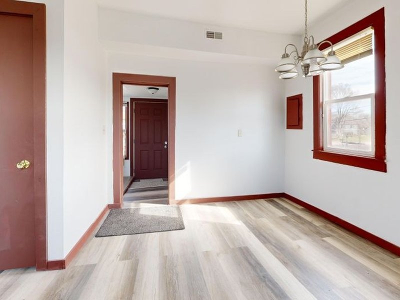 Pose d'un sol souple en lames PVC clipsables imitation bois clair dans le séjour d'un appartement locatif récent de Gerland à Lyon 7