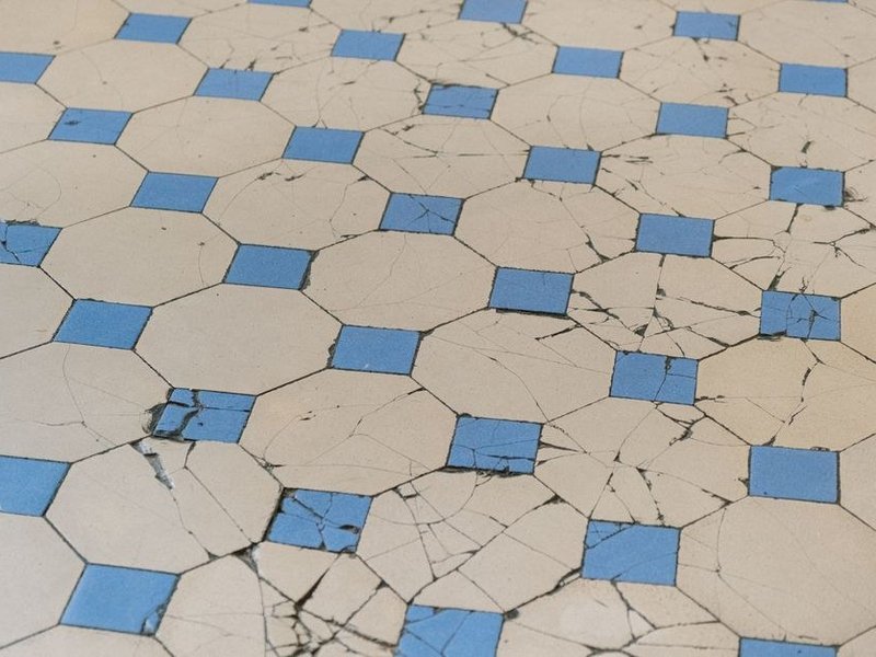 Ancien carrelage fatigué déposé et support ragréé dans un studio locatif d'un immeuble ancien de la Guillotière à Lyon 7