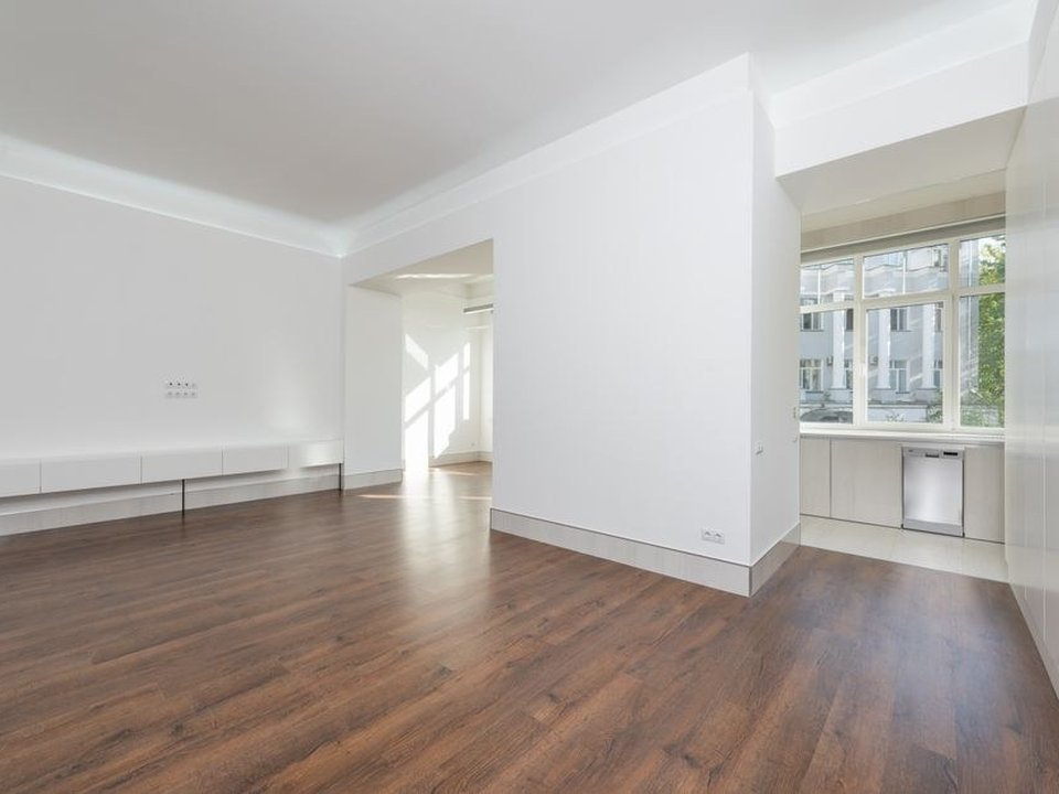 Carreleur remettant en état le sol d'un petit appartement locatif vide entre deux locations dans un immeuble ancien de la Guillotière à Lyon 7