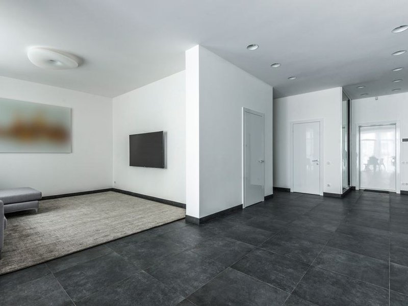 Pose d'un carrelage neuf au sol d'un séjour modernisé dans un logement de la cité des États-Unis à Lyon 8