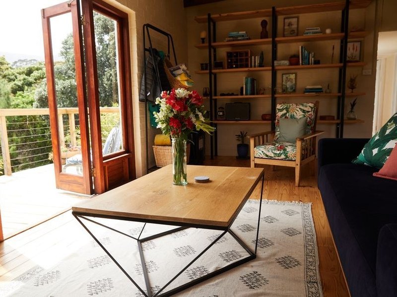 Grès cérame effet bois posé dans le séjour d'un pavillon de Marcy-l'Étoile, prolongé vers la terrasse et le jardin