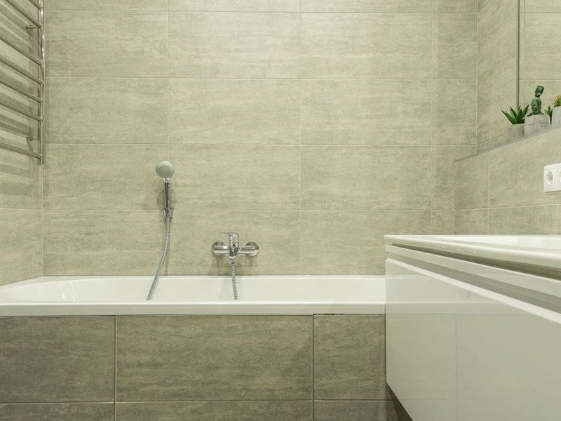 Salle de bain des années 2000 à rafraîchir dans un pavillon de Meyzieu, faïence datée à remplacer