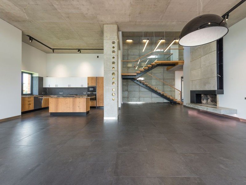 Sol de cuisine ouverte d'une maison de lotissement de Meyzieu recarrelé en grès cérame grand format effet béton