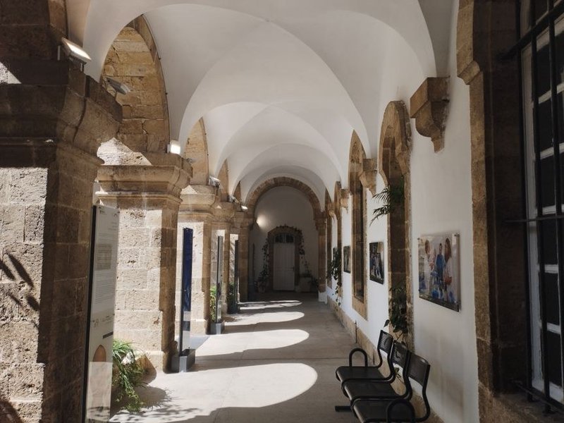 Sol en dalles de pierre calcaire anciennes dans le couloir d'une maison de vigneron du vieux village de Millery